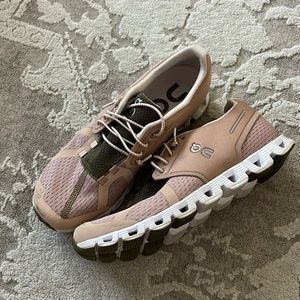 ON Clound Running Shoes (7.5)